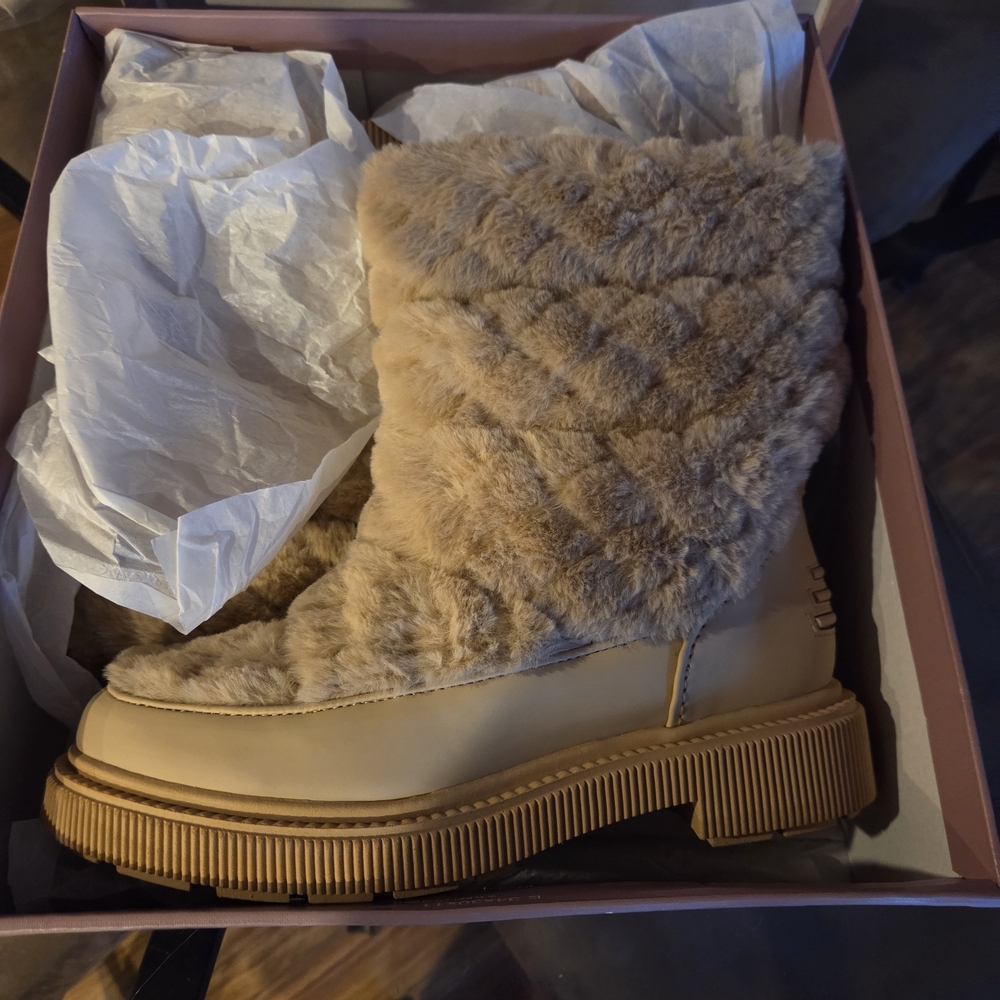 New Franco Sarto Cozy Beige Fur Boots Size 7 1/2